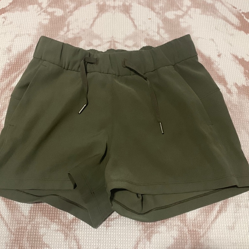 LULULEMON ON THE FLY SHORT 2.5 WOVEN SIZE 4